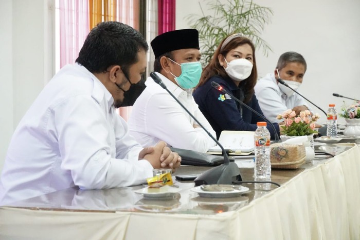 Bupati Aceh Besar, Mawardi Ali dan utusan Kemenkes (dok. Pemkab Aceh Besar) Bupati Aceh Besar, Mawardi Ali dan utusan Kemenkes (dok. Pemkab Aceh Besar)