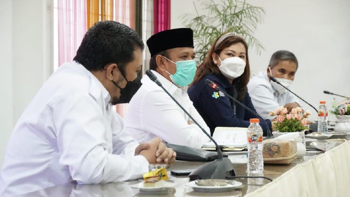 Bupati Aceh Besar, Mawardi Ali dan utusan Kemenkes (dok. Pemkab Aceh Besar)