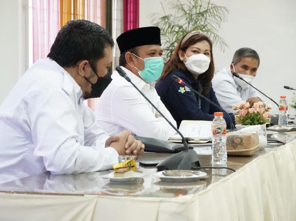 Suasana Saat Bupati Aceh Besar Tegur Utusan Kemenkes Tak Berjilbab