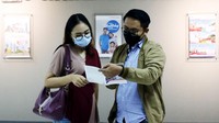 Karyawati PT Panin Dai-ichi Life memberikan penjelasan mengenai produk asuransi kepada nasabah di Jakarta, Kamis (17/6). 