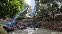 Pengerukan lumpur dilakukan sepanjang 150 meter.