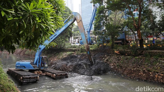 Sudin SDA Jakarta Selatan melakukan pengerukan lumpur di Kali Cideng, Kamis (17/6). Pengerukan dilakukan dalam rangka normalisasi karena sudah padat lumpur.