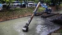 Pengerukan dilakukan dalam rangka normalisasi sungai.