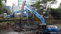 Pengerukan itu untuk mengantisipasi pendangkalan sungai.