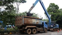 Pengerukan itu juga untuk mengantisipasi terjadinya banjir di kawasan tersebut.