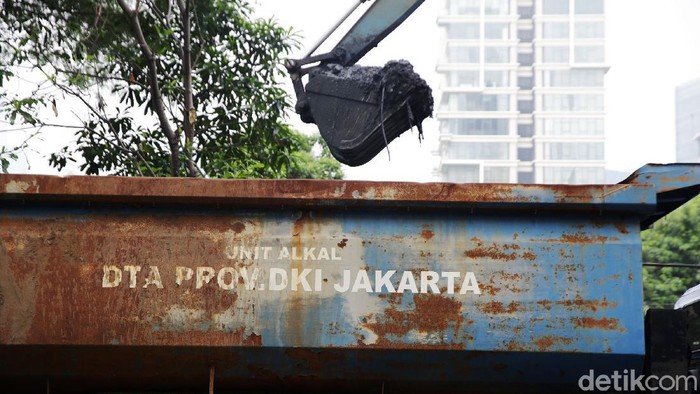 Sudin SDA Jakarta Selatan melakukan pengerukan lumpur di Kali Cideng, Kamis (17/6). Pengerukan dilakukan dalam rangka normalisasi karena sudah padat lumpur.