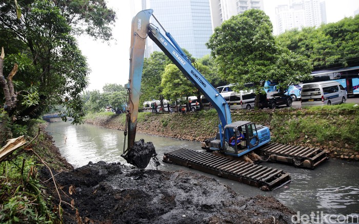 Sudin SDA Jakarta Selatan melakukan pengerukan lumpur di Kali Cideng, Kamis (17/6). Pengerukan dilakukan dalam rangka normalisasi karena sudah padat lumpur.