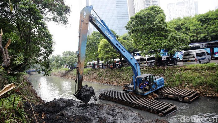 Cegah Pendangkalan, Kali Cideng Dikeruk Sudin SDA Jakarta Selatan melakukan pengerukan lumpur di Kali Cideng, Kamis (17/6). Pengerukan dilakukan dalam rangka normalisasi karena sudah padat lumpur.