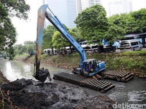 Warga Gugat Anies ke PTUN, Tuntut Ganti Rugi Rp 1 M-Normalisasi Sungai
