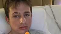 Dengan ekspresi yang gak kalah kocak, begini pose Charlie Puth saat jajan es krim. Posenya menggemaskan seperti anak kecil. Foto: Instagram @charlieputh