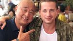Ekspresi Charlie Puth saat Ngopi dan Jajan Es Krim Ini Bikin Salfok