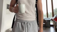 Selain itu, Charlie Puth dikenal sebagai penikmat kopi. Momen ngopinya pun banyak dibagikan di Instagramnya, seperti yang terlihat di foto ini. Foto: Instagram @charlieputh