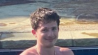 Di Instagramnya, pria tampan kelahiran 2 Desember 1991 tersebut sering membagikan momen kala jajan seru. Seperti pada momen ini, ia berenang sambil menikmati minuman di tangannya. Foto: Instagram @charlieputh