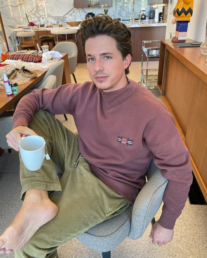 Charlie Puth Ekspresi Charlie Puth saat Ngopi dan Jajan Es Krim Ini Bikin Salfok