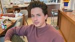 Ekspresi Charlie Puth saat Ngopi dan Jajan Es Krim Ini Bikin Salfok