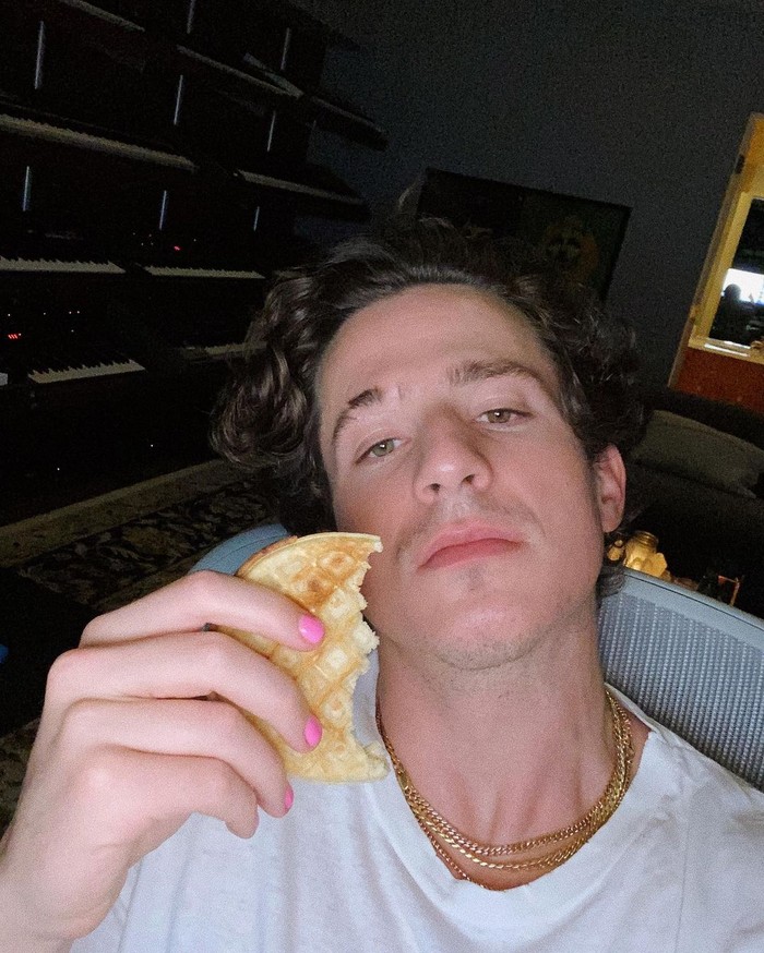 Charlie Puth Ekspresi Charlie Puth saat Ngopi dan Jajan Es Krim Ini Bikin Salfok