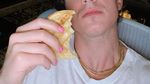 Ekspresi Charlie Puth saat Ngopi dan Jajan Es Krim Ini Bikin Salfok