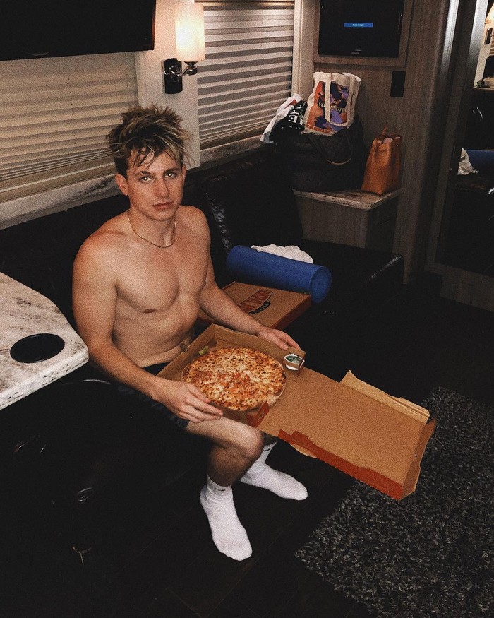 Charlie Puth Ekspresi Charlie Puth saat Ngopi dan Jajan Es Krim Ini Bikin Salfok