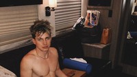 Pizza menjadi makanan yang paling digemari. Bahkan ia menyebutkan bahwa pizza adalah makanan setiap malam setelah manggung. Foto: Instagram @charlieputh