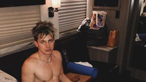 Ekspresi Charlie Puth saat Ngopi dan Jajan Es Krim Ini Bikin Salfok