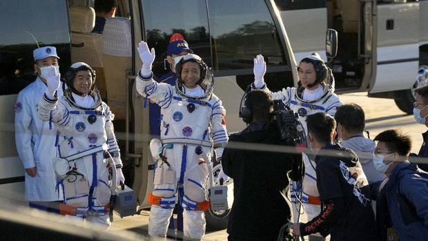 China luncurkan 3 Astronaut ke Stasiun Luar Angkasa. (AP/Ng Han Guan)