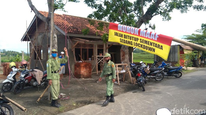 Desa Manduraga di Purbalingga, Jawa Tengah, yang menerapkan lockdown setelah 20 warganya positif Corona, Kamis (17/6/2021).