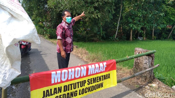 Desa Manduraga di Kecamatan Kalimanah, Kabupaten Purbalingga, Jawa Tengah, menerapkan lockdown mulai Rabu (16/6) malam usai 20 warganya positif COVID-19.