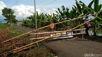 Kepala Desa Manduraga, Hardizon, saat ditemui detikcom di kantornya, Kamis (17/6/2021) mengatakan, desa ini merupakan perlintasan dengan Kabupaten Banyumas. Lockdown dilakukan usai satu orang positif meninggal dunia.
