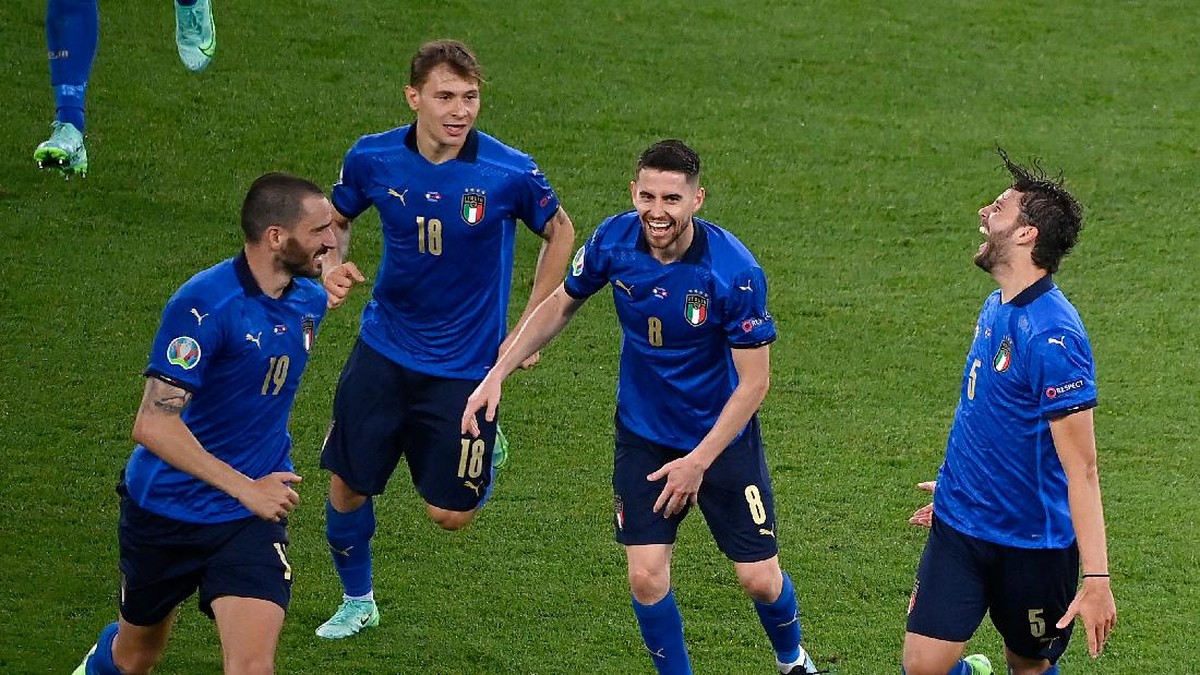 Skuad Italia punya hubungan yang romantis. (Foto: Getty Images/Riccardo Antimiani - Pool)