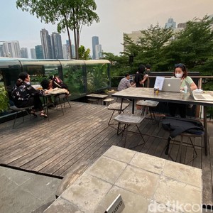 Menikmati Senja di Rooftoop Sambil Dinner di Restoran Egghotel Menikmati Senja di Rooftoop Sambil Dinner di Restoran Egghotel