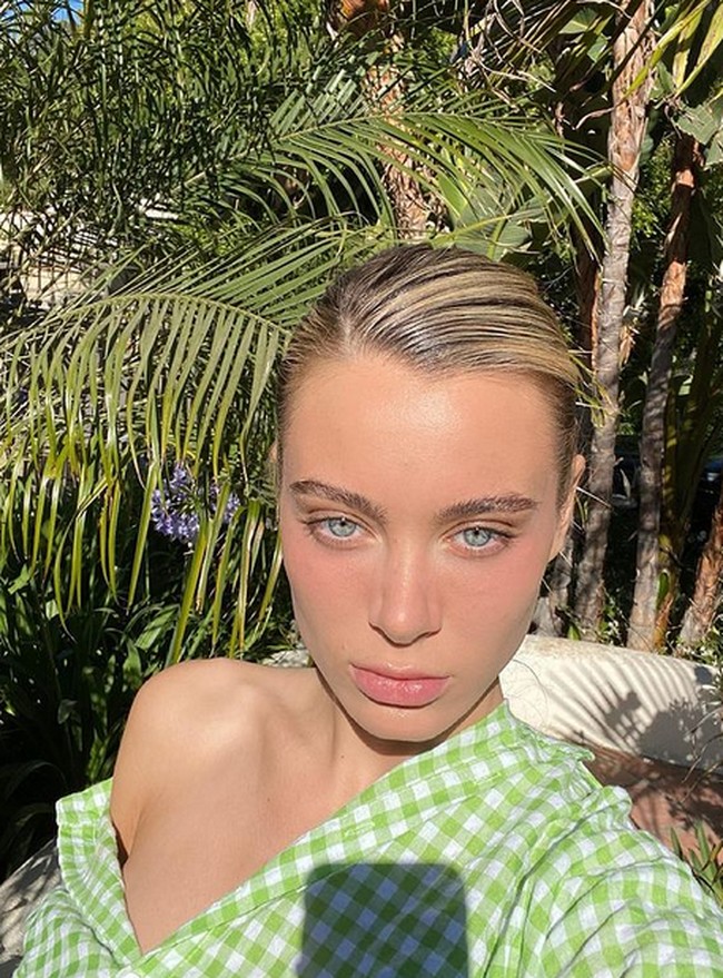 Mantan bintang film dewasa Lana Rhoades mengaku menyesal pernah eksis di industri pornografi. Dia mengungkapkan adegan-adegan memuakkan yang membuatnya jadi trauma. Foto: dok. Instagram/@lanarhoades