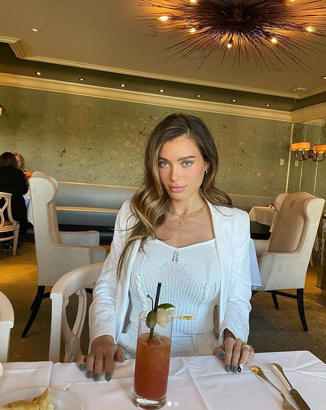 Dalam pengakuannya, Lana pernah beradegan minum muntahannya sendiri. Orang ini memiliki mangkuk, dia seperti menyumpalku sampai aku muntah, dan dia seperti memasukkan mangkuk, dan selama adegan itu dia memintaku untuk meminumnya, dan aku tidak tahu bagaimana cara mengatakan tidak, ungkap Lana.  Foto: dok. Instagram/@lanarhoades