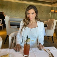 Dalam pengakuannya, Lana pernah beradegan minum muntahannya sendiri. Orang ini memiliki mangkuk, dia seperti menyumpalku sampai aku muntah, dan dia seperti memasukkan mangkuk, dan selama adegan itu dia memintaku untuk meminumnya, dan aku tidak tahu bagaimana cara mengatakan tidak, ungkap Lana.  Foto: dok. Instagram/@lanarhoades