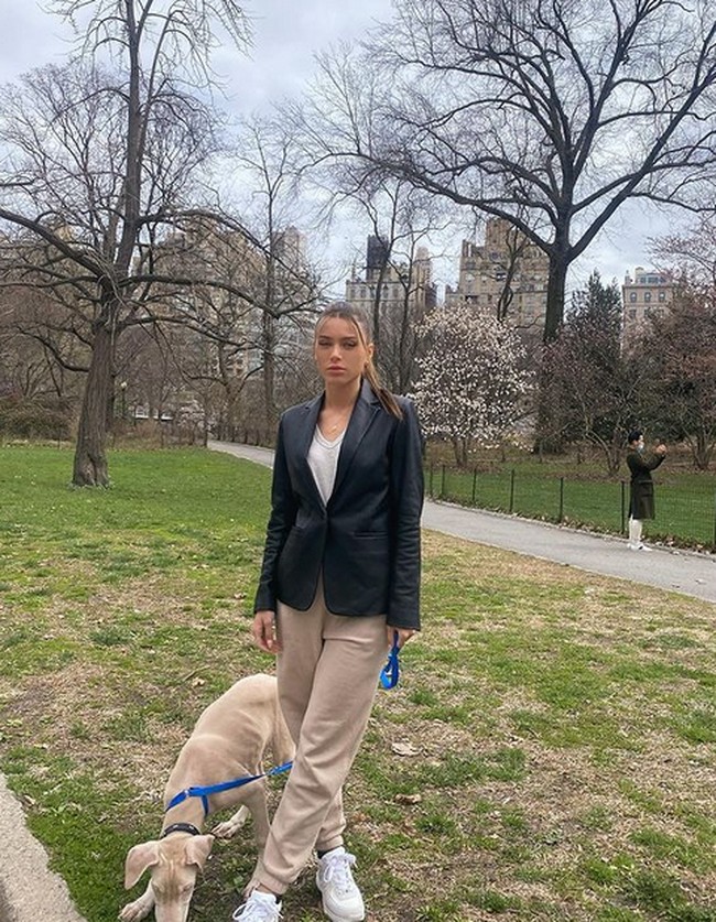 Wanita 24 tahun itu kini sudah pensiun dari industri pornografi yang sangat ia sesali itu. Dalam podcast Tap In, Lana menceritakan bahwa jika dia bisa kembali ke masa lalu, dia akan menolak masuk ke industri pornografi. Dia ingin memiliki martabat dan kehormatannya lagi. Foto: dok. Instagram/@lanarhoades