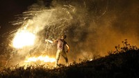 Pasukan Pertahanan Israel mengatakan bahwa dalam merespons balon-balon api, jet-jet tempurnya menyerang kompleks militer milik organisasi Hamas. Mahmud Hams/AFP.