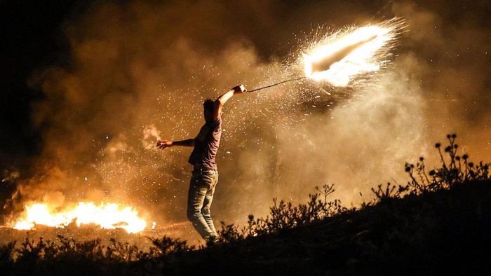 Gaza kembali memanas. Israel membalas serangan balon api yang dilontarkan Hamas dengan serbuan jet tempur.