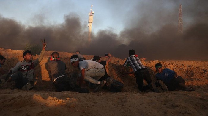 Gaza kembali memanas. Israel membalas serangan balon api yang dilontarkan Hamas dengan serbuan jet tempur.
