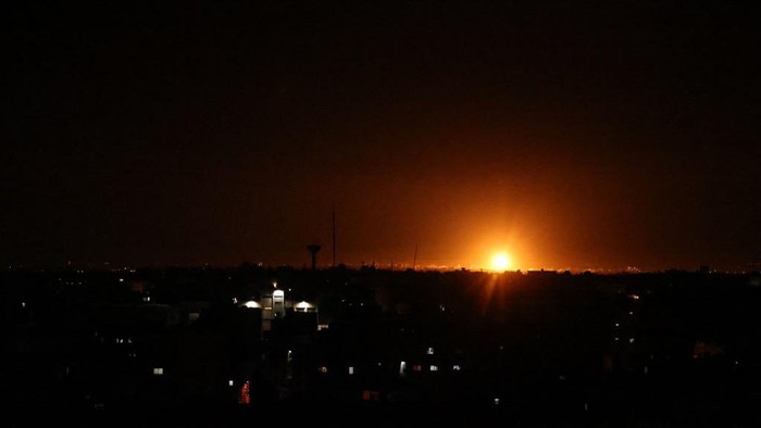 Gaza kembali memanas. Israel membalas serangan balon api yang dilontarkan Hamas dengan serbuan jet tempur.