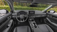 Sementara Civic trim Touring sebagai tipe tertinggi dengan harga US$ 29.295 (Rp 421 juta) ditambahkan jok berbalut kulit yang bisa diatur posisinya secara elektrik, layar hiburan 9 inchi dengan sistem navigasi, Apple CarPlay dan Android Auto, sistem audio Bose, instrument cluster digital 10,2 inchi, hingga pengisian daya ponsel nirkabel. Foto: Dok. Honda