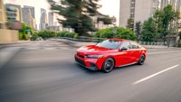Untuk Honda Civic tipe Sport yang dijual dengan harga US$ 24.095 (Rp 346 juta), ditambahkan velg 18 inchi, aksen eksterior hitam, sistem audio 8 speaker, lapisan interior khusus, setir dan persneling berbalut kulit, dan mode penggerak Sport. Foto: Dok. Honda
