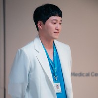 Kim Dae Myung masih menjadi perbincangan karena kedekatannya dengan Ahn Eun Jin di balik layar. Pasangan Hospital Playlist itu mendapat julukan gom gom couple karena ramah dan hangat. Foto: (dok. Netflix)