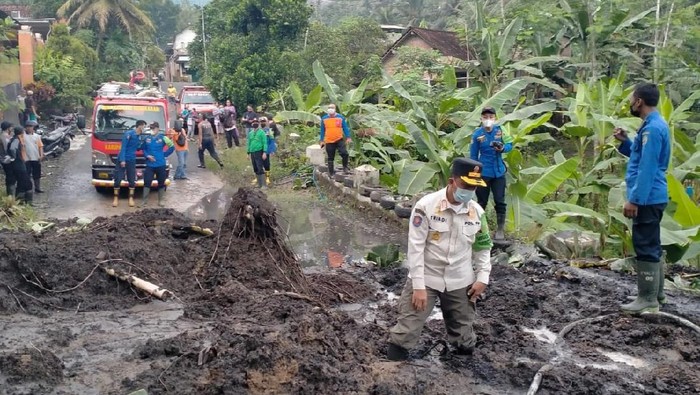 Jalur Antar Kecamatan di Trenggalek Tertimbun Longsor
