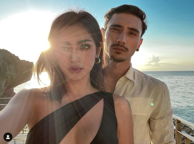 Jessica Iskandar memang tidak pernah mengonfirmasi status hubungannya dengan Vincent Verhaag. Namun ia beberapa kali terlihat mengunggah kebersamaan mereka di Instagram. Foto: Instagram/@inijedar, @v.andrianto