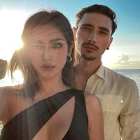 Jessica Iskandar memang tidak pernah mengonfirmasi status hubungannya dengan Vincent Verhaag. Namun ia beberapa kali terlihat mengunggah kebersamaan mereka di Instagram. Foto: Instagram/@inijedar, @v.andrianto