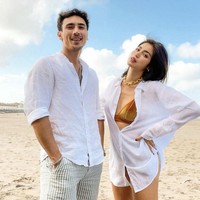 Pada salah satu unggahan foto, ibu satu anak ini pun menyebutnya sebagai ‘pacar orang’. “Begini rasanya photo sama pacar orang. Pakai kemeja putih-putih kayak mau upacara bendera. Untung kemejanya keren,” tulisnya pada caption foto. Foto: Instagram/@inijedar, @v.andrianto