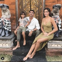 “Tapi kan kenyataannya hanya teman ya hanya teman. (Pacaran) nggak, kita teman saja. Kan kalau teman perhatian nggak apa-apa, pungkas Jessica Iskandar menimpali. Foto: Instagram/@inijedar, @v.andrianto