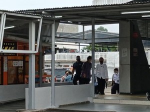 Jokowi Pantau Vaksinasi Pengguna KRL di Stasiun Bogor Bareng Menkes-RK