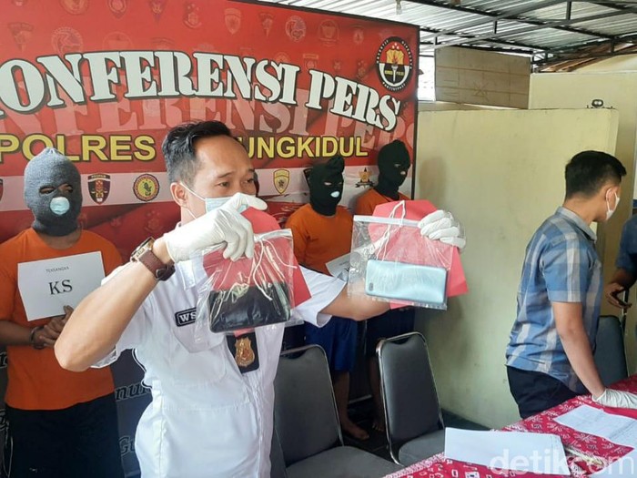 Jumpa pers Polres Gunungkidul soal kasus penyebaran konten vulgas anak di bawah umur, Kamis (17/6/2021).