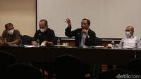 Sejumlah Ketua Kadin Provinsi (dari kiri) : Kilit Liang (Kaltara), Juni Rachman (Riau), Feri Rizal (Bengkulu), dan Mulyadi Jayabaya (Banten), bebincang sebelum memberikan keterangan kepada wartawan di Jakarta, Kamis (17/6).
