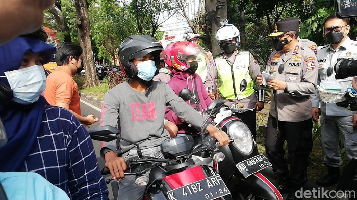 Kakorlantas Polri Irjen Istiono membagikan masker di depan Pos check point Faroka, Solo, Kamis (17/6/2021).